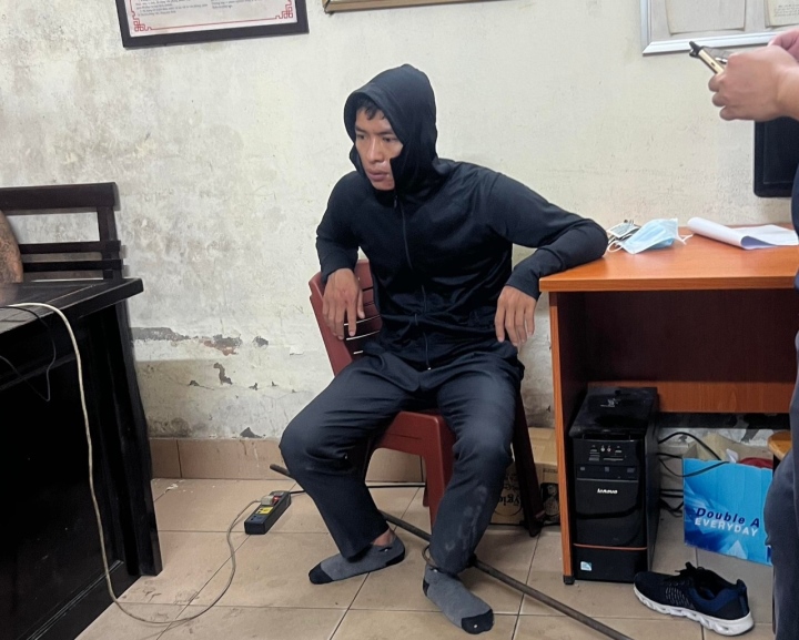 Vừa r&uacute;t 60 triệu đồng từ ng&acirc;n h&agrave;ng, người phụ nữ bị t&ecirc;n cướp giật mất t&uacute;i x&aacute;ch - Ảnh 1.