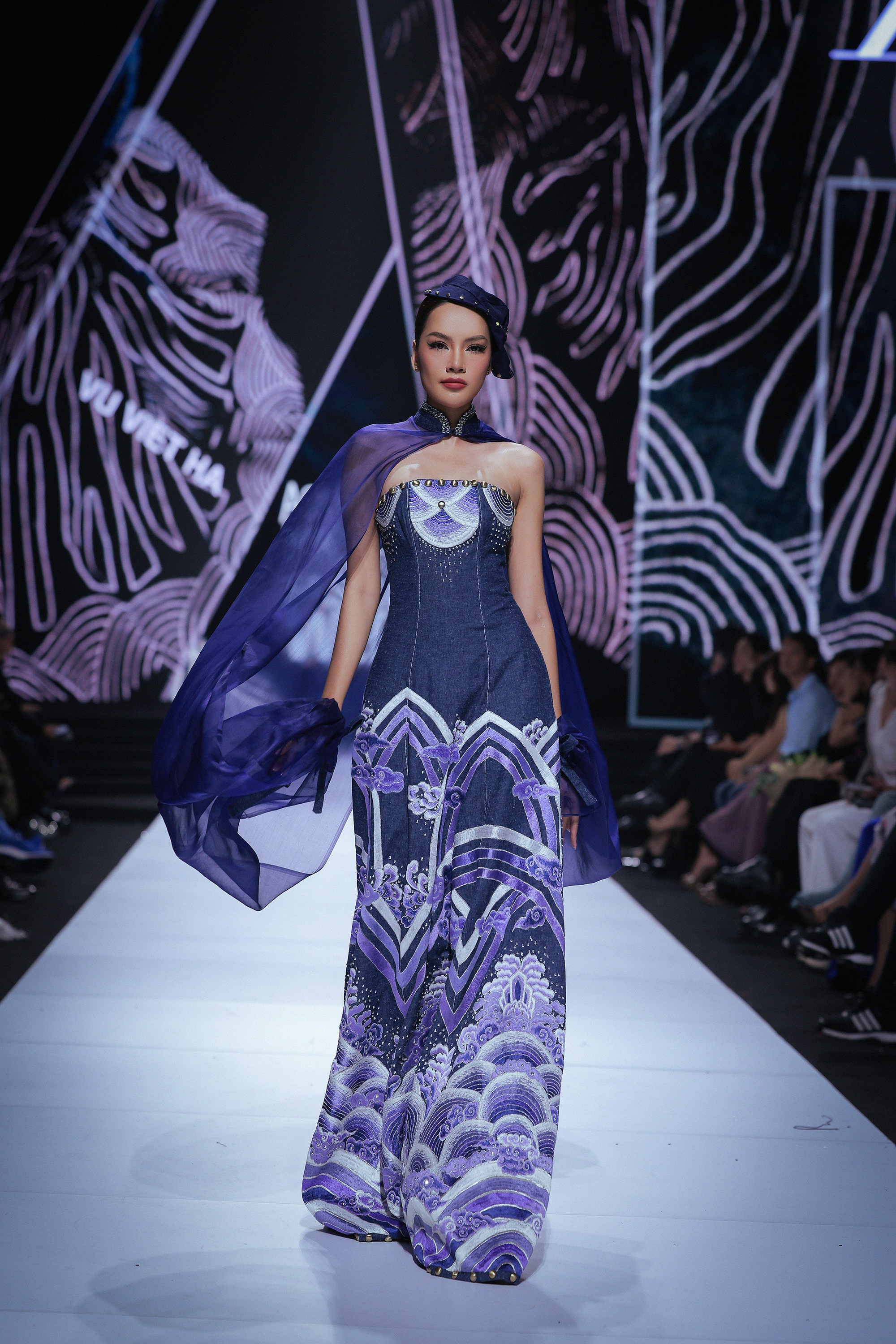 Hương Ly mặc váy làm từ 1.000 miếng vải vụn - VnExpress Giải trí