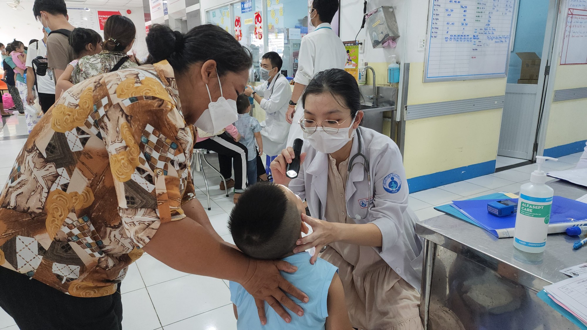 TP HCM: Trẻ mắc bệnh tay chân miệng tăng gấp đôi, bác sĩ không kịp trở tay - Ảnh 2. TP HCM: Trẻ mắc bệnh tay chân miệng tăng gấp đôi, bác sĩ không kịp trở tay - Ảnh 2.