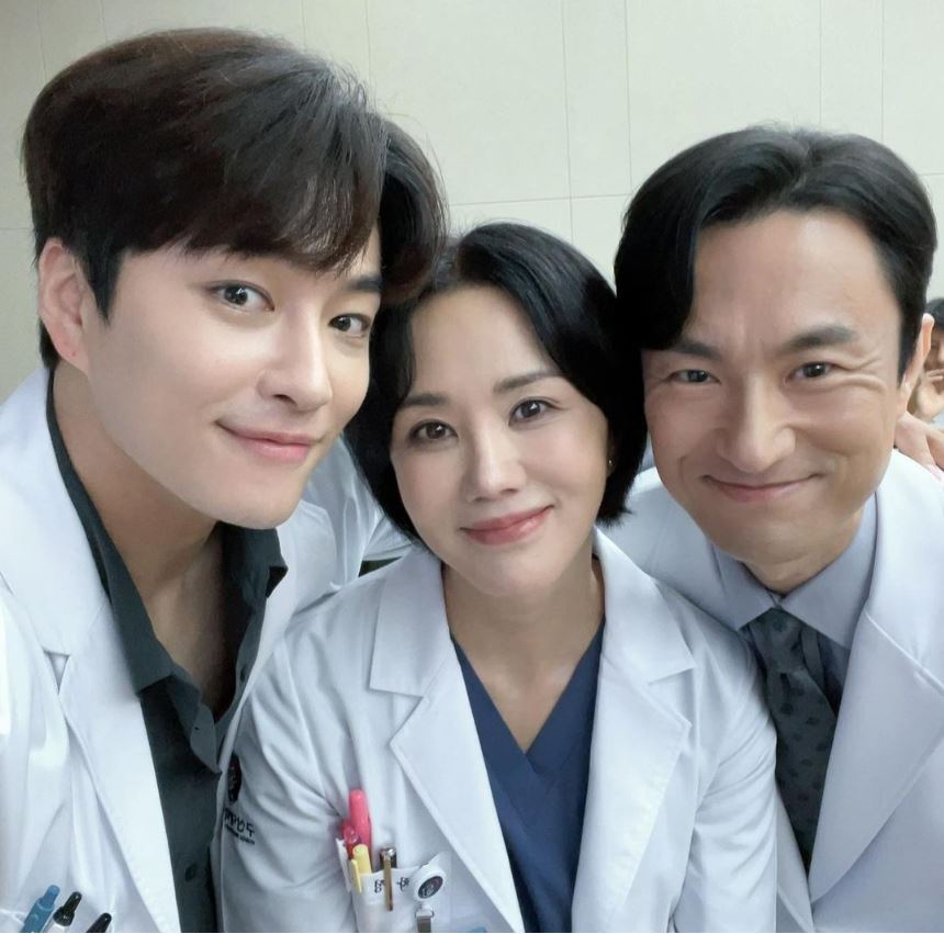 Minh tinh Doctor Cha khoe cơ bụng gây sốc ở tuổi 53, đến chị đại Kim Hye Soo, Dara và dàn sao cũng phải ngỡ ngàng - Ảnh 8.