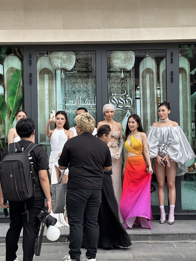 Thùy Tiên và dàn sao tán loạn ứng phó với diễn biến bất ngờ trước show diễn của Miss World Vietnam - Ảnh 5.