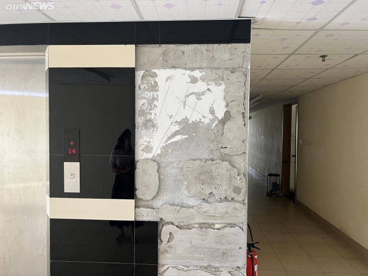 Nền gạch vỡ bung, tường nứt toác sau tiếng nổ trong chung cư ở Bình Định - Ảnh 9.
