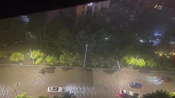 Trung Quốc hứng chịu mưa lớn kỷ lục do bão Talim - Ảnh 3.