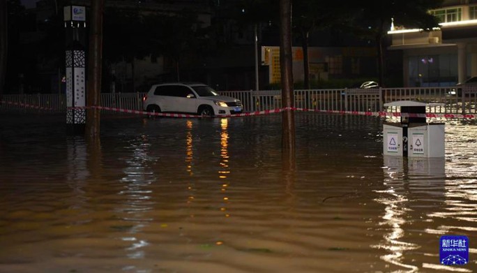 Trung Quốc hứng chịu mưa lớn kỷ lục do bão Talim - Ảnh 1.
