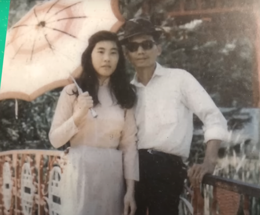 Chồng U80 đi biển chụp h&igrave;nh với c&ocirc; h&agrave;ng x&oacute;m thử l&ograve;ng vợ - Ảnh 1.