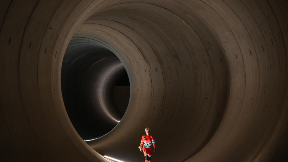 Cận cảnh 'siêu cống' dài 25 km nằm sâu dưới mặt đất tại thủ đô của Anh - Ảnh 1.