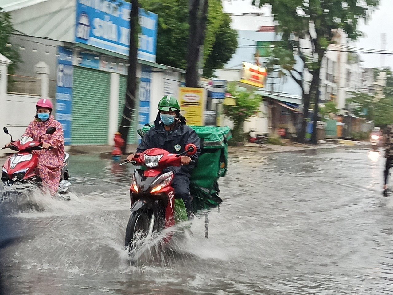 Dùng mũ bảo hiểm ẩm, áo mưa ẩm hôi nhiều ngày kéo theo loạt hệ lụy sức khỏe - Ảnh 1.