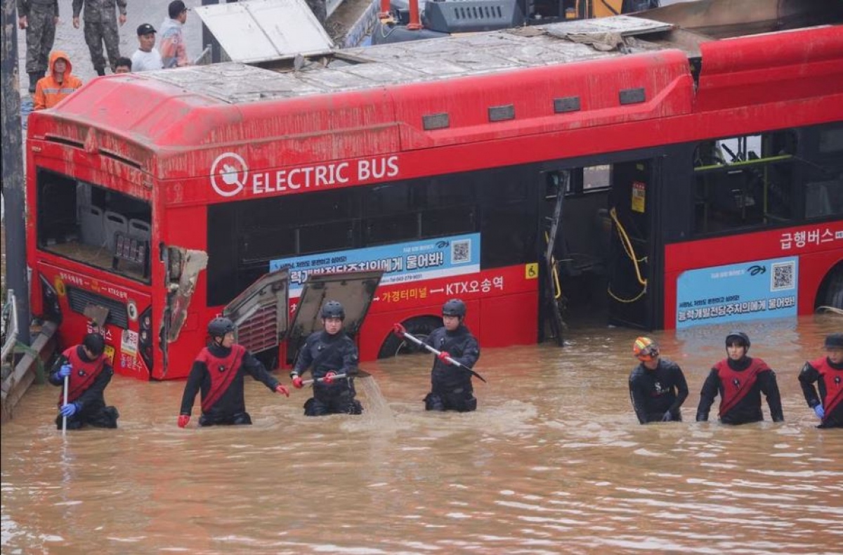 Tổng thống Hàn Quốc lên tiếng sau thảm họa mưa lũ khiến nhiều người thiệt mạng - Ảnh 1.