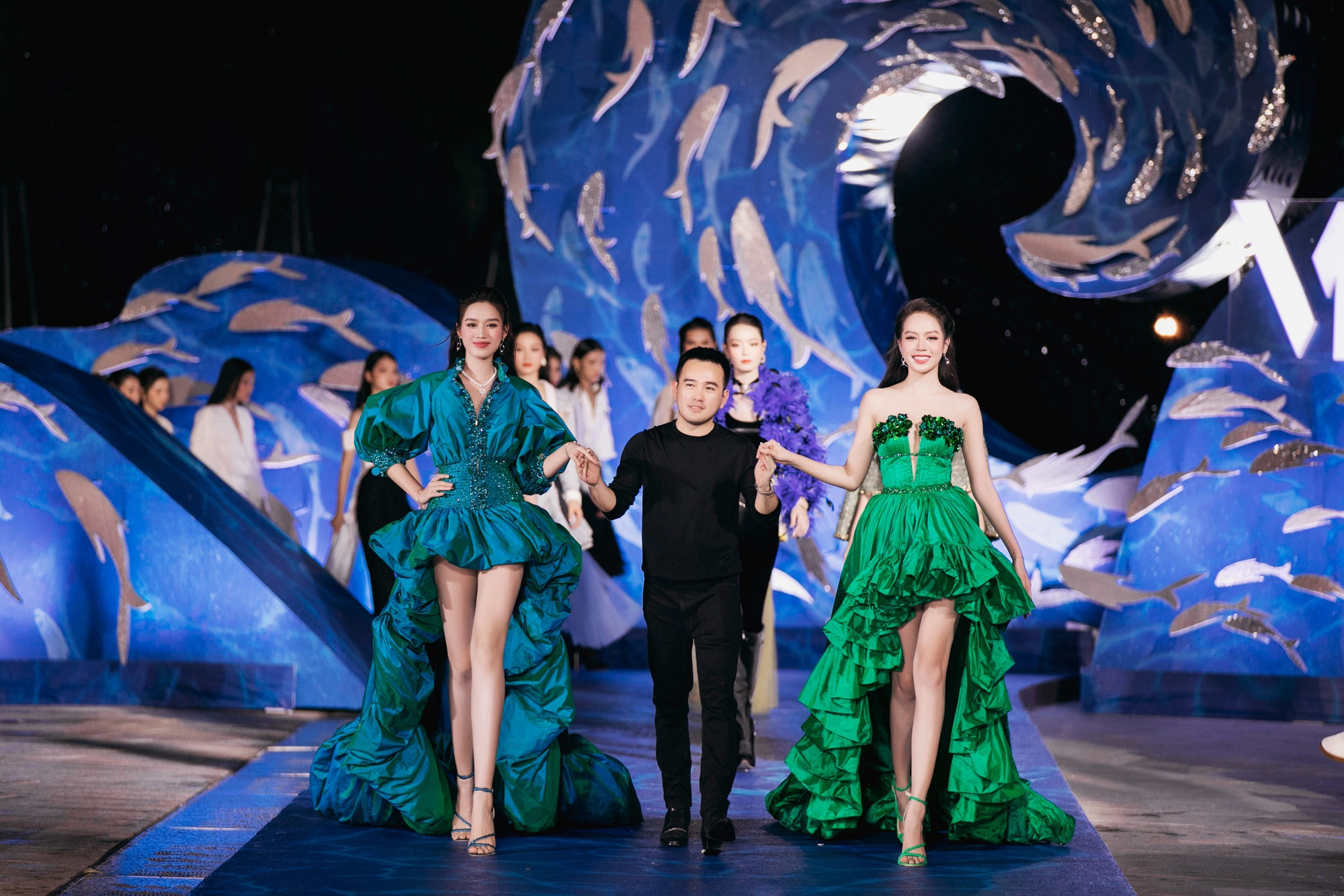 3 Hoa hậu khoe đôi chân thẳng tắp trong thiết kế của Lê Thanh Hòa - Ảnh 2.