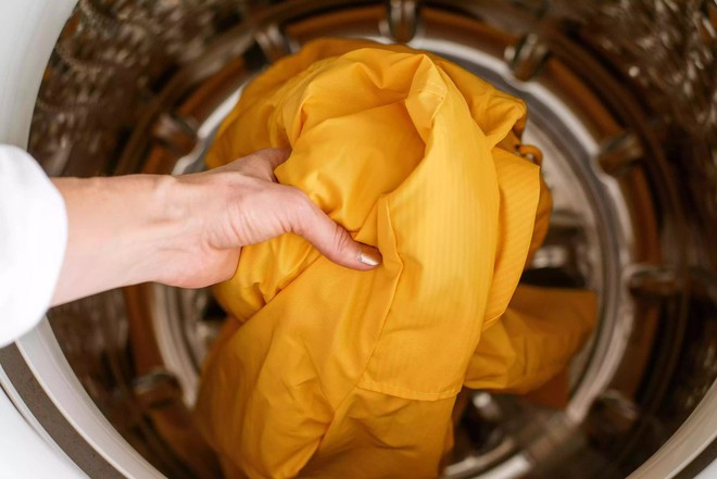 Mưa lớn do ảnh hưởng của cơn b&atilde;o số 1, xem ngay mẹo khử m&ugrave;i gi&uacute;p &aacute;o mưa sạch thơm như mới, kh&ocirc;ng lo ẩm mốc - Ảnh 1.