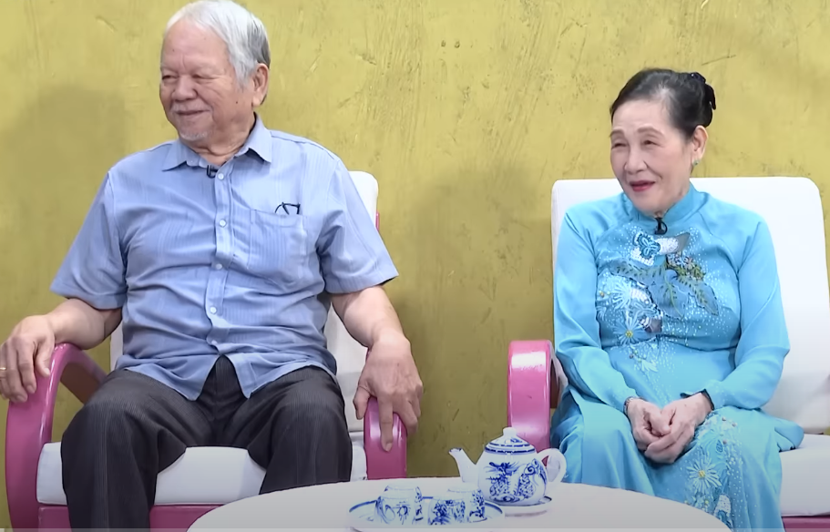 Chồng U80 đi biển chụp h&igrave;nh với c&ocirc; h&agrave;ng x&oacute;m thử l&ograve;ng vợ - Ảnh 3.