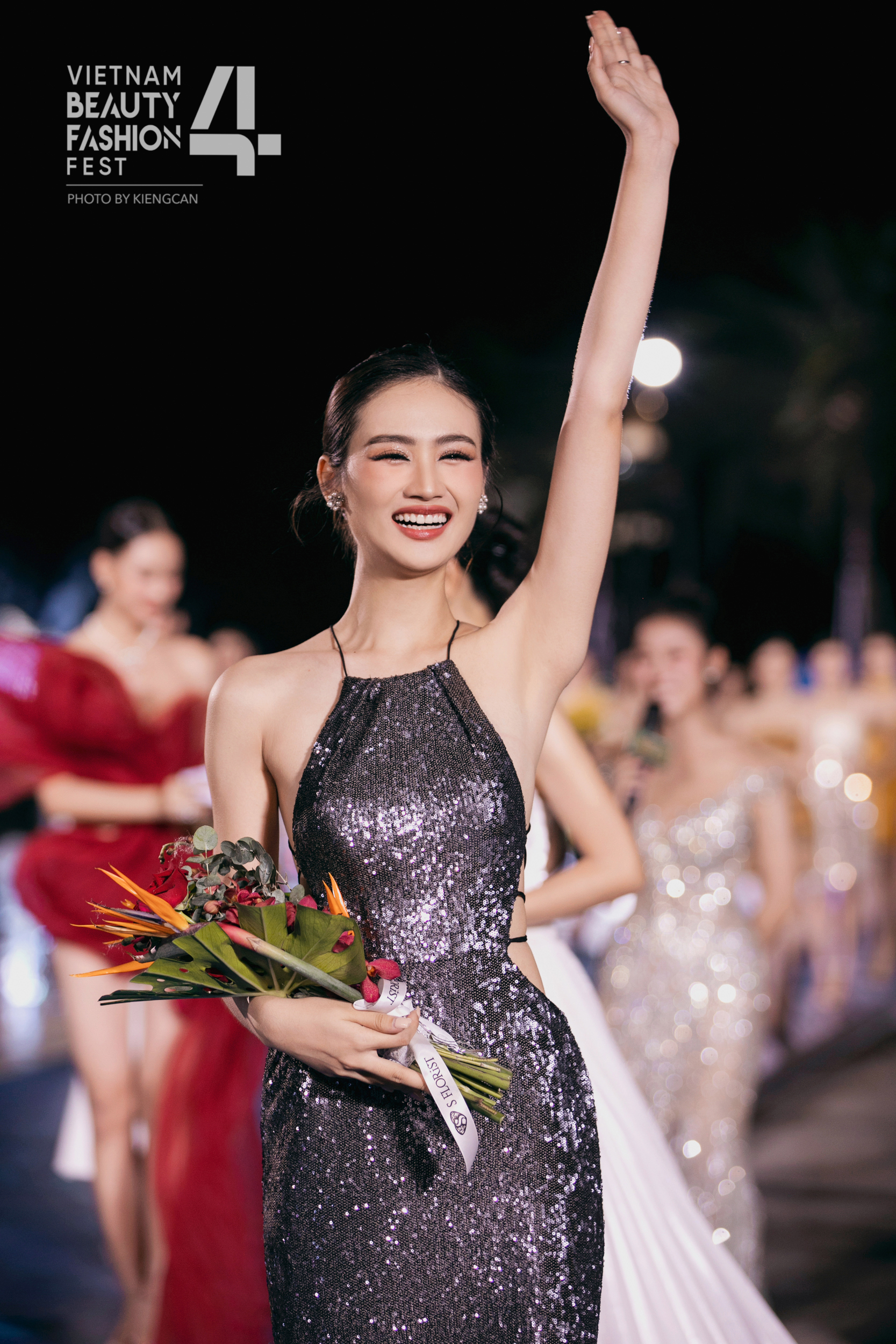 3 Hoa hậu khoe đôi chân thẳng tắp trong thiết kế của Lê Thanh Hòa - Ảnh 6.