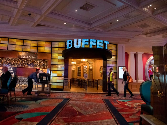 Người dân thành phố sầm uất bậc nhất nước Mỹ xếp hàng dài đi ăn buffet: Gần 2 triệu đồng/ suất, đợi 2 tiếng vẫn đắt khách vì thỏa mãn 1 nhu cầu giữa thời lạm phát - Ảnh 2.