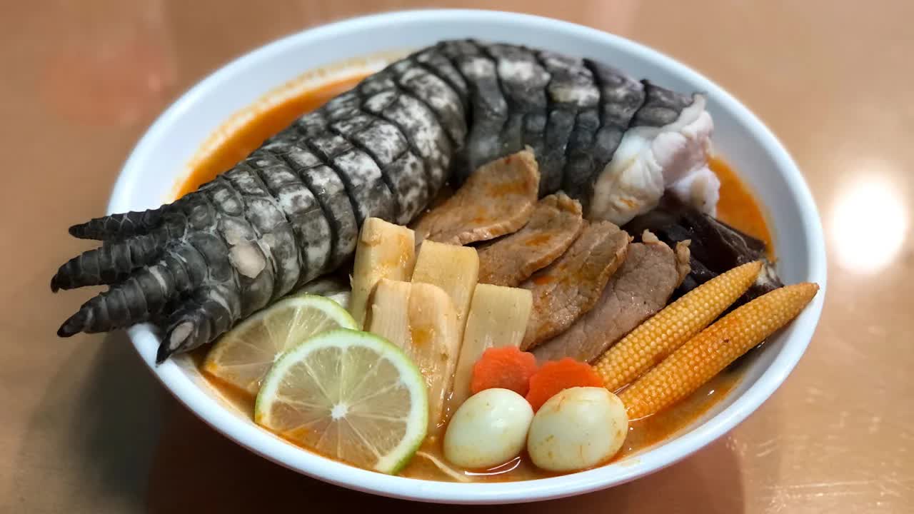 Món mì ramen chân cá sấu “siêu dị” ở Đài Loan khiến thực khách can đảm nhất cũng chùn bước - Ảnh 1.