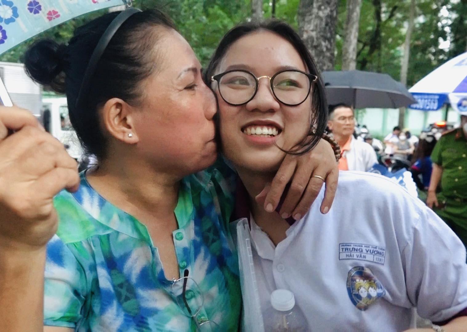 Kỳ thi đặc biệt của nữ sinh có ba qua đời sau Covid-19 - Ảnh 6. Kỳ thi đặc biệt của nữ sinh có ba qua đời sau Covid-19 - Ảnh 6.