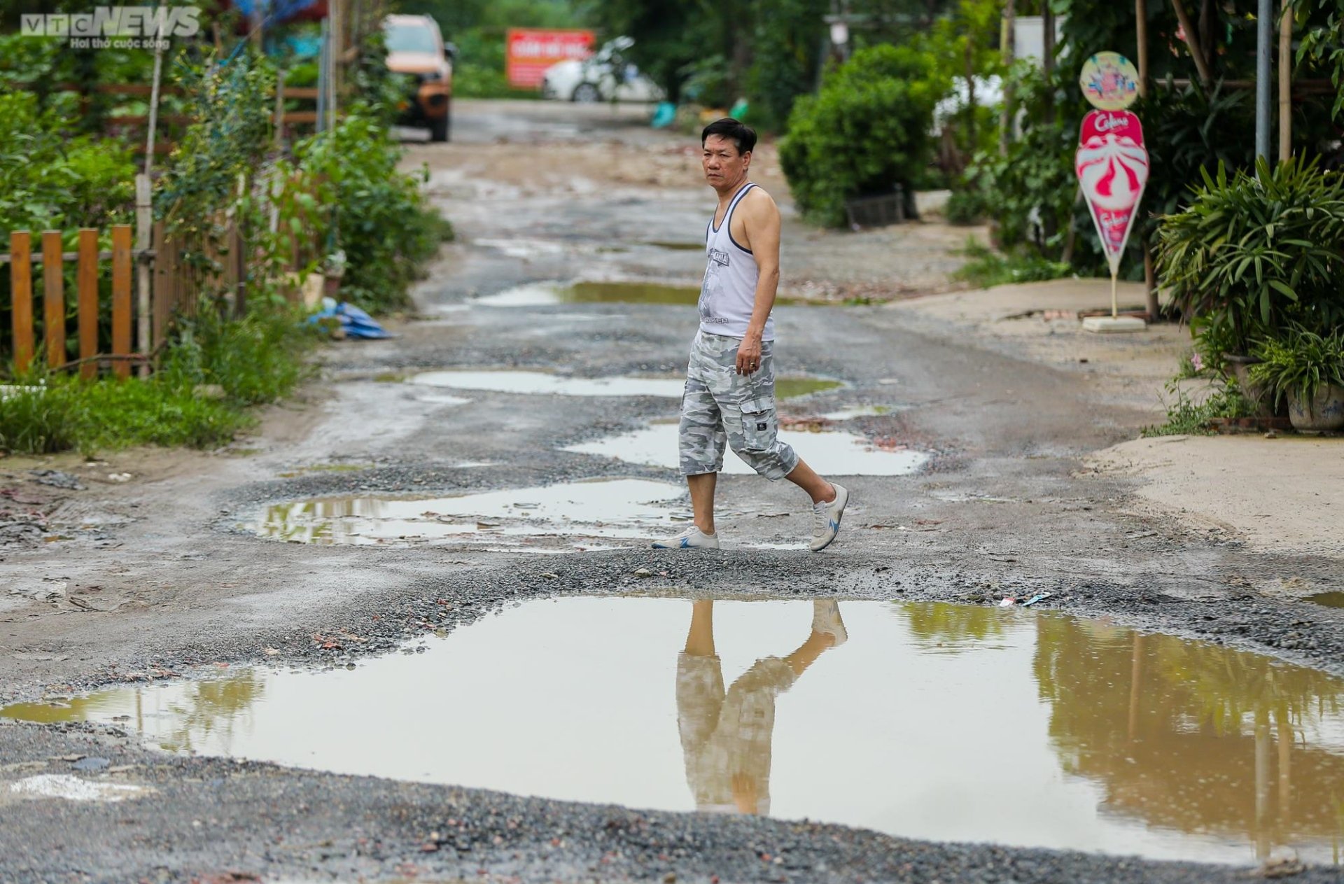 Đường dài hơn 100m chi chít 'ổ voi', dân Thủ đô vừa đi vừa sợ ngã - Ảnh 4.