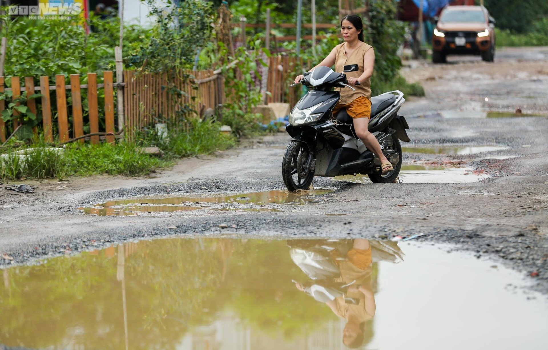 Đường dài hơn 100m chi chít 'ổ voi', dân Thủ đô vừa đi vừa sợ ngã - Ảnh 6.