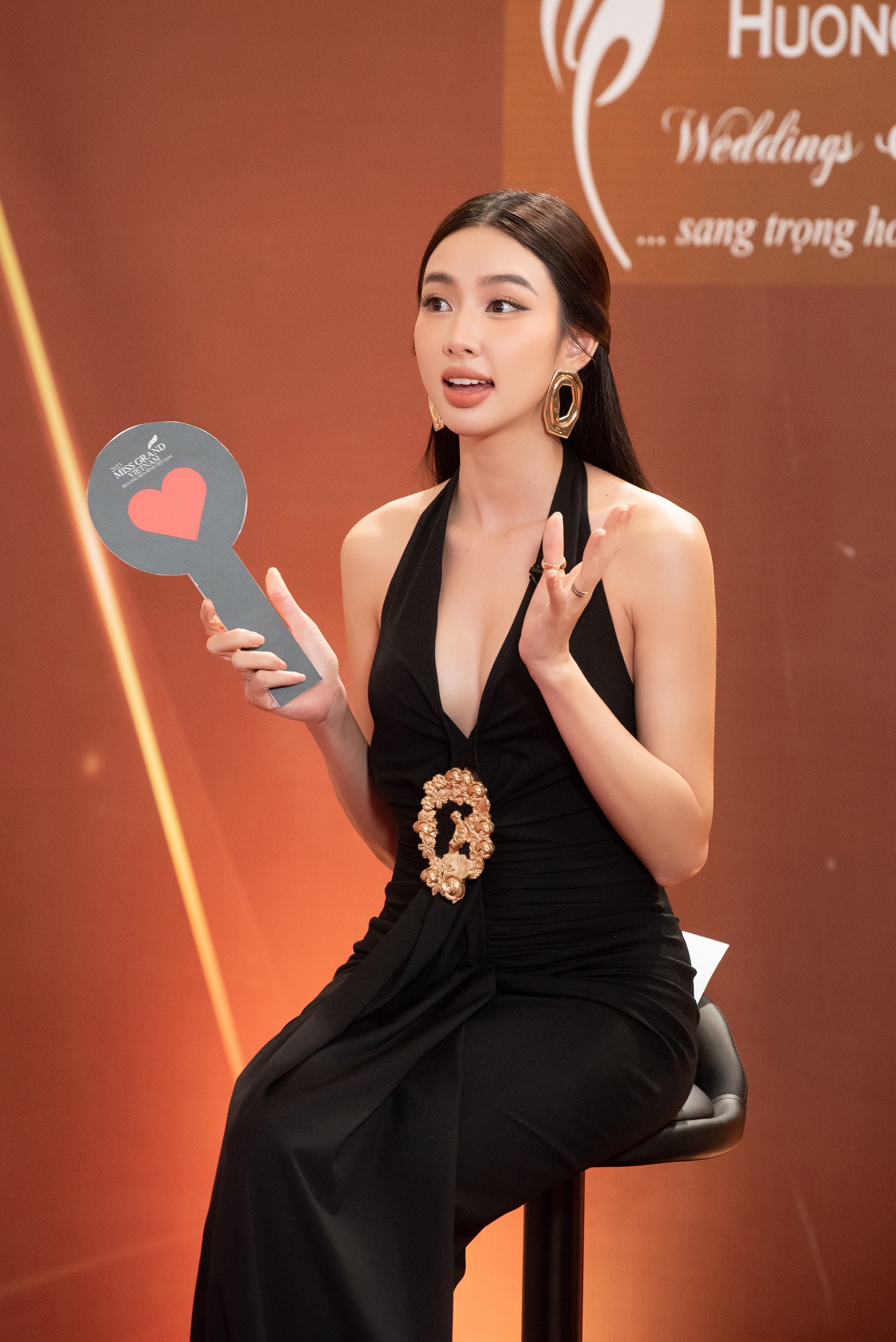 Thùy Tiên tranh cãi gay gắt vì thiết kế vương miện Hoa hậu Hòa bình Việt Nam - Ảnh 2.