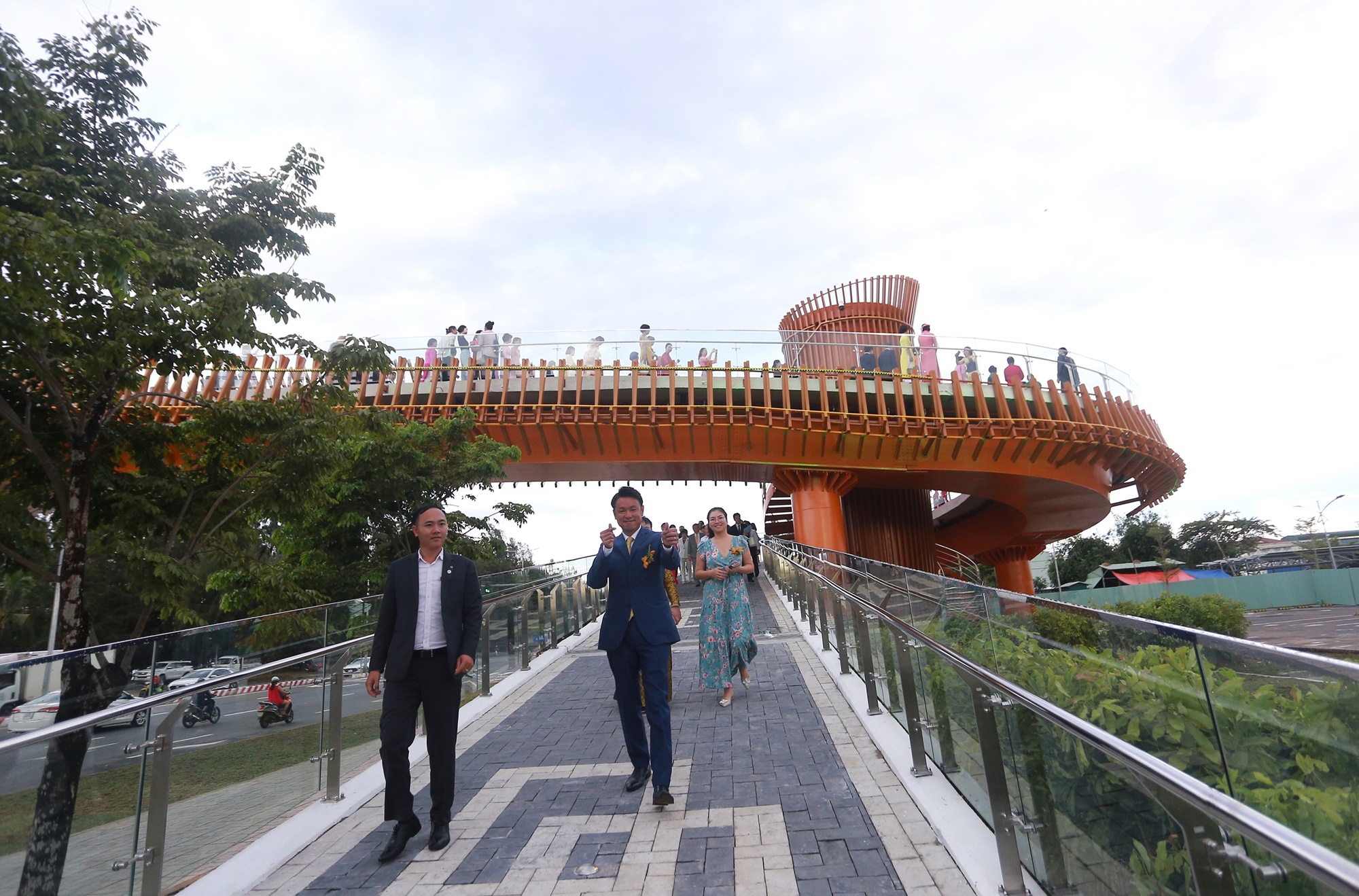 Cận cảnh cầu đi bộ 42 tỷ đồng đầu tiên ven biển Đà Nẵng - Ảnh 11.