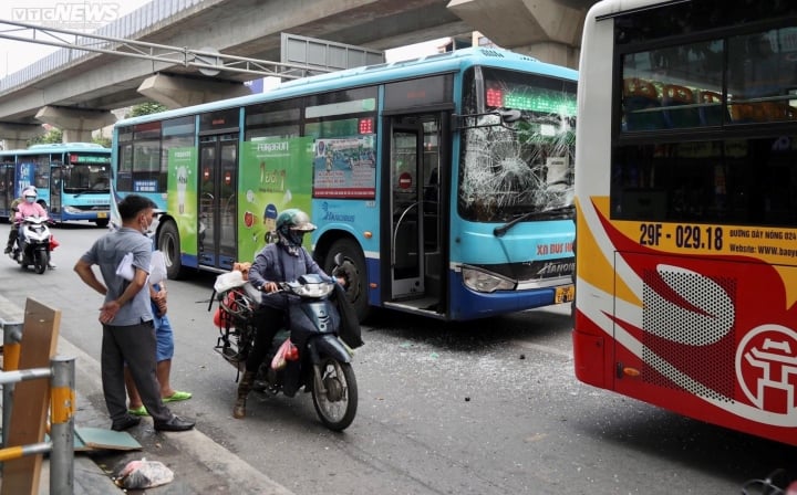 Hà Nội: Vào bến đón khách, 3 xe buýt đâm liên hoàn - Ảnh 1.