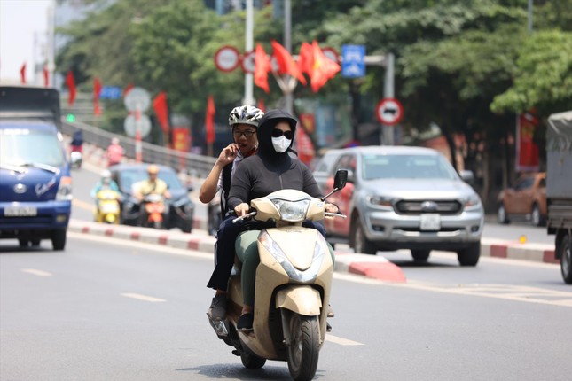 Miền Bắc, miền Trung đón nắng nóng kéo dài nhất từ đầu mùa - Ảnh 1. Miền Bắc, miền Trung đón nắng nóng kéo dài nhất từ đầu mùa - Ảnh 1.
