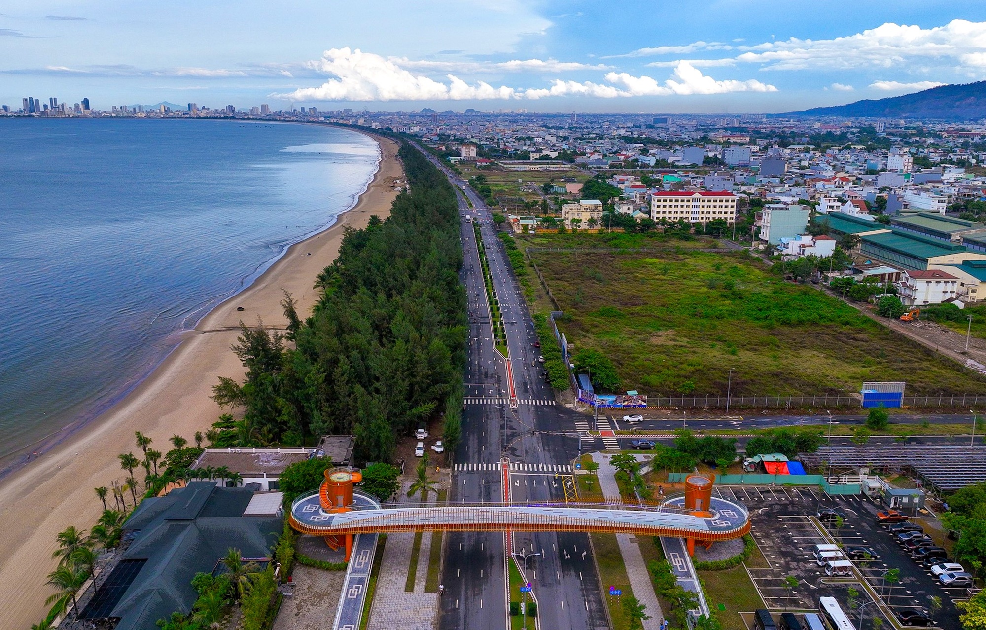 Cận cảnh cầu đi bộ 42 tỷ đồng đầu tiên ven biển Đà Nẵng - Ảnh 2.