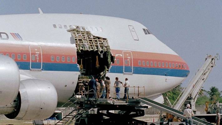 Máy bay phát nổ ở độ cao hơn 7.000 mét, khoang thương gia bị xé toạc khiến 9 người bị hút ra ngoài - Ảnh 4. Máy bay phát nổ ở độ cao hơn 7.000 mét, khoang thương gia bị xé toạc khiến 9 người bị hút ra ngoài - Ảnh 4.