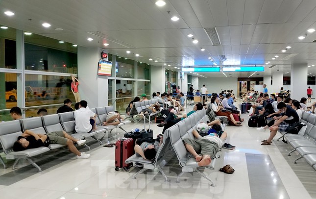 Kh&aacute;ch được quyền đổi chuyến bay nếu chậm 2 tiếng trở l&ecirc;n - Ảnh 1.