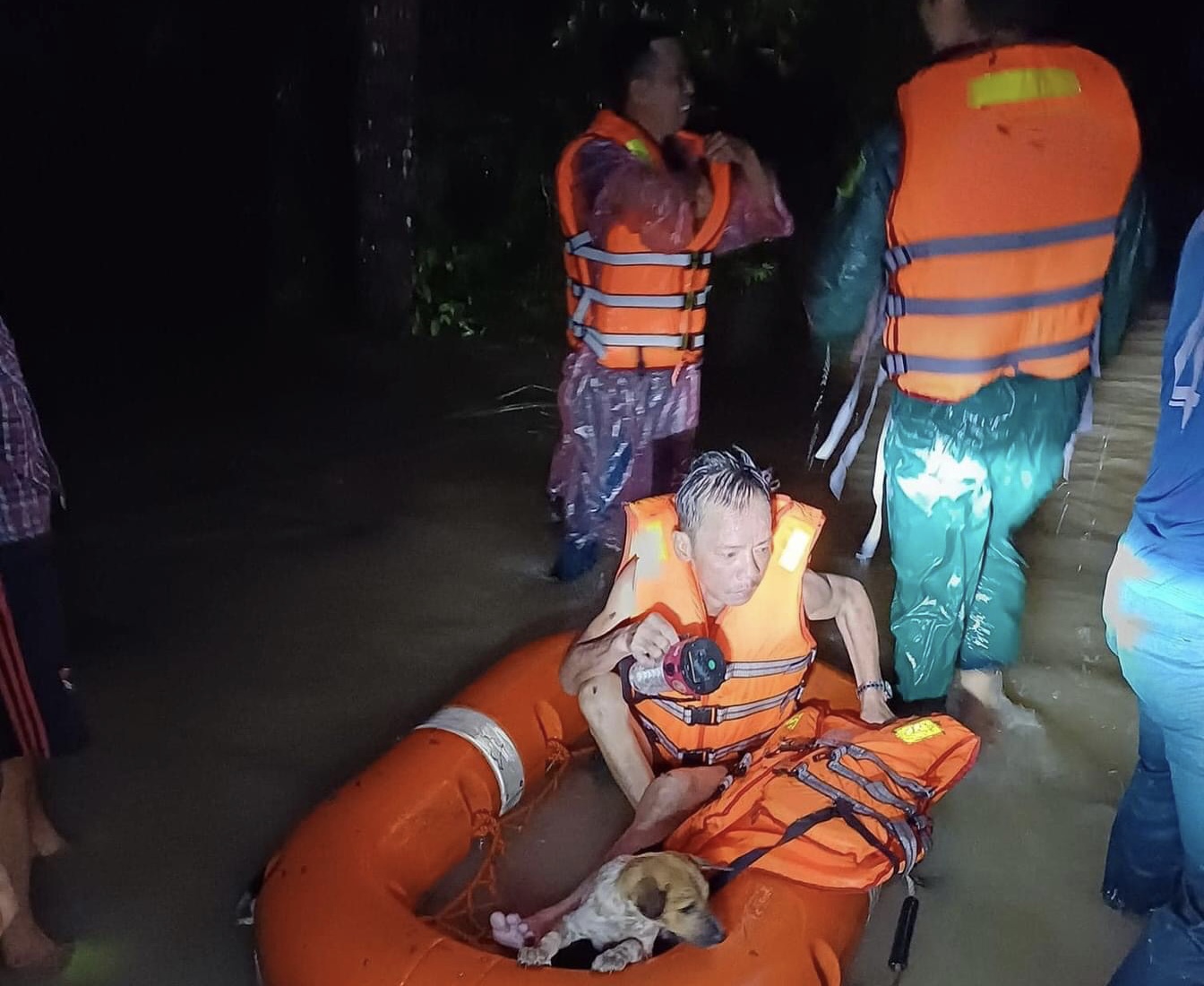 CLIP: Phú Quốc sơ tán người già, trẻ nhỏ trong đêm vì mưa lũ - Ảnh 3. CLIP: Phú Quốc sơ tán người già, trẻ nhỏ trong đêm vì mưa lũ - Ảnh 3.