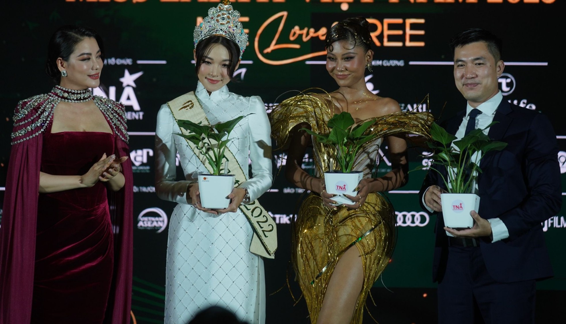 Cận cảnh nhan sắc Hoa hậu Trái Đất khi đến Việt Nam - Ảnh 1.