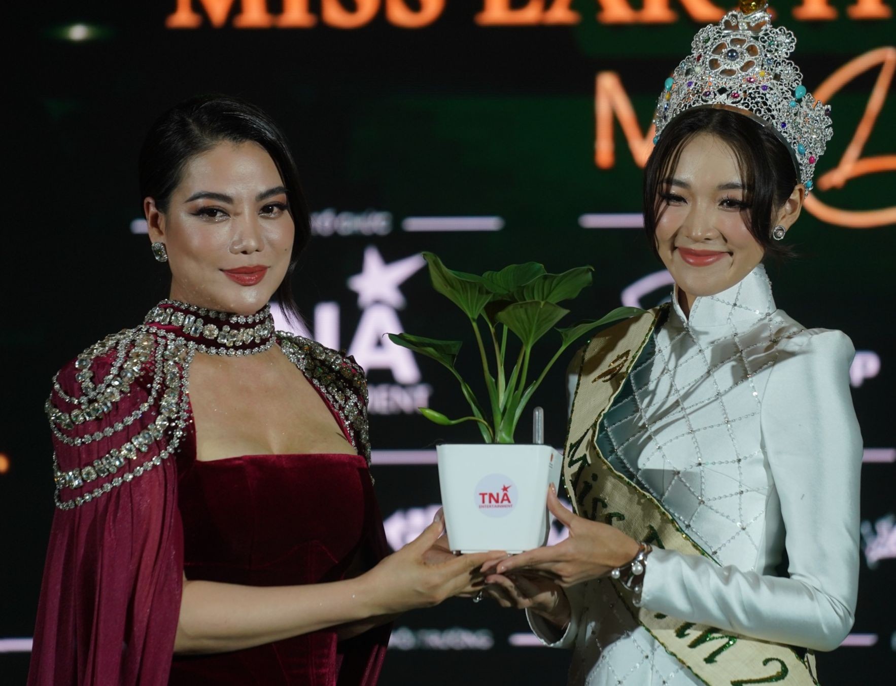 Cận cảnh nhan sắc Hoa hậu Trái Đất khi đến Việt Nam - Ảnh 3.
