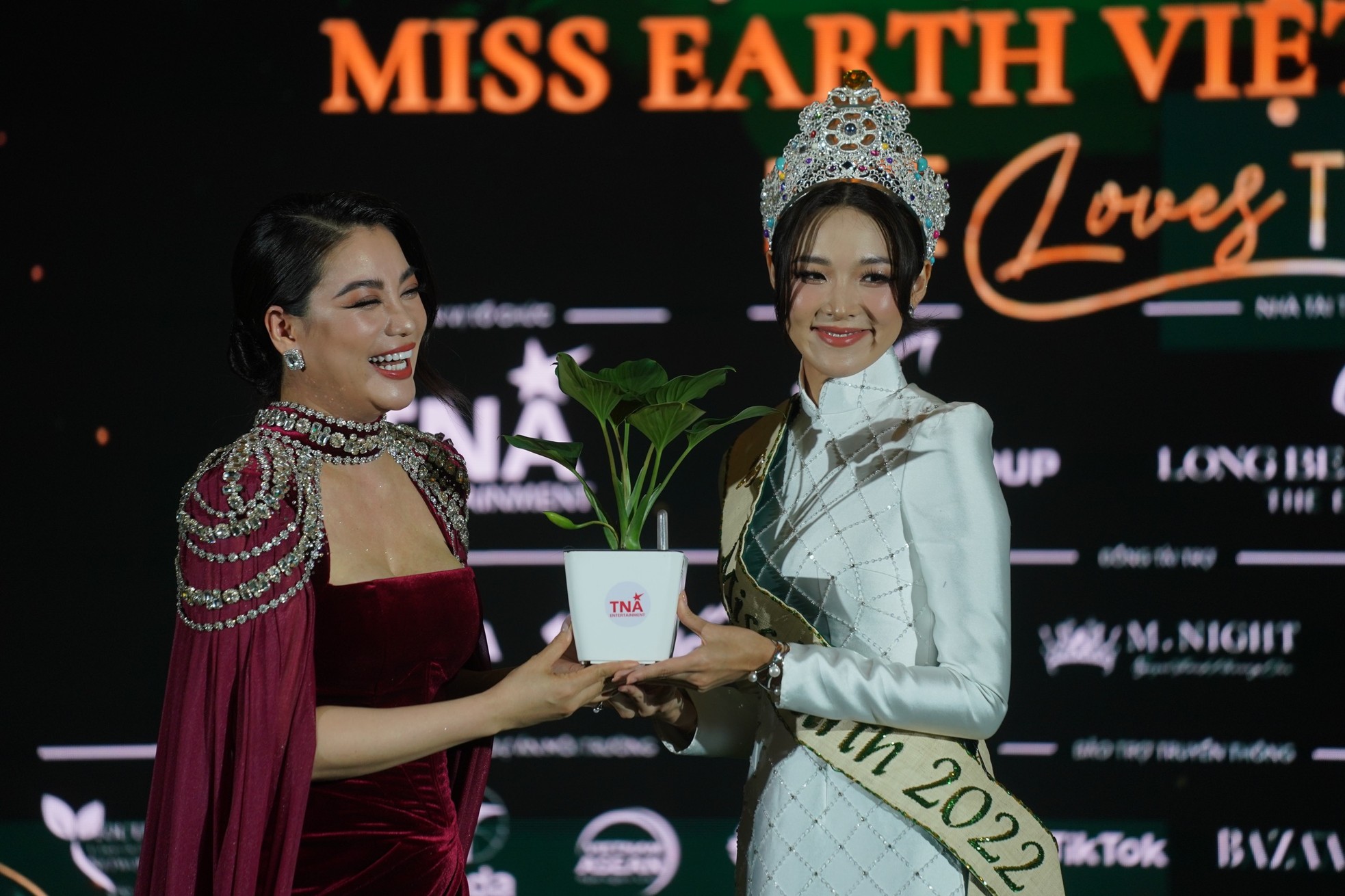 Cận cảnh nhan sắc Hoa hậu Trái Đất khi đến Việt Nam - Ảnh 4.