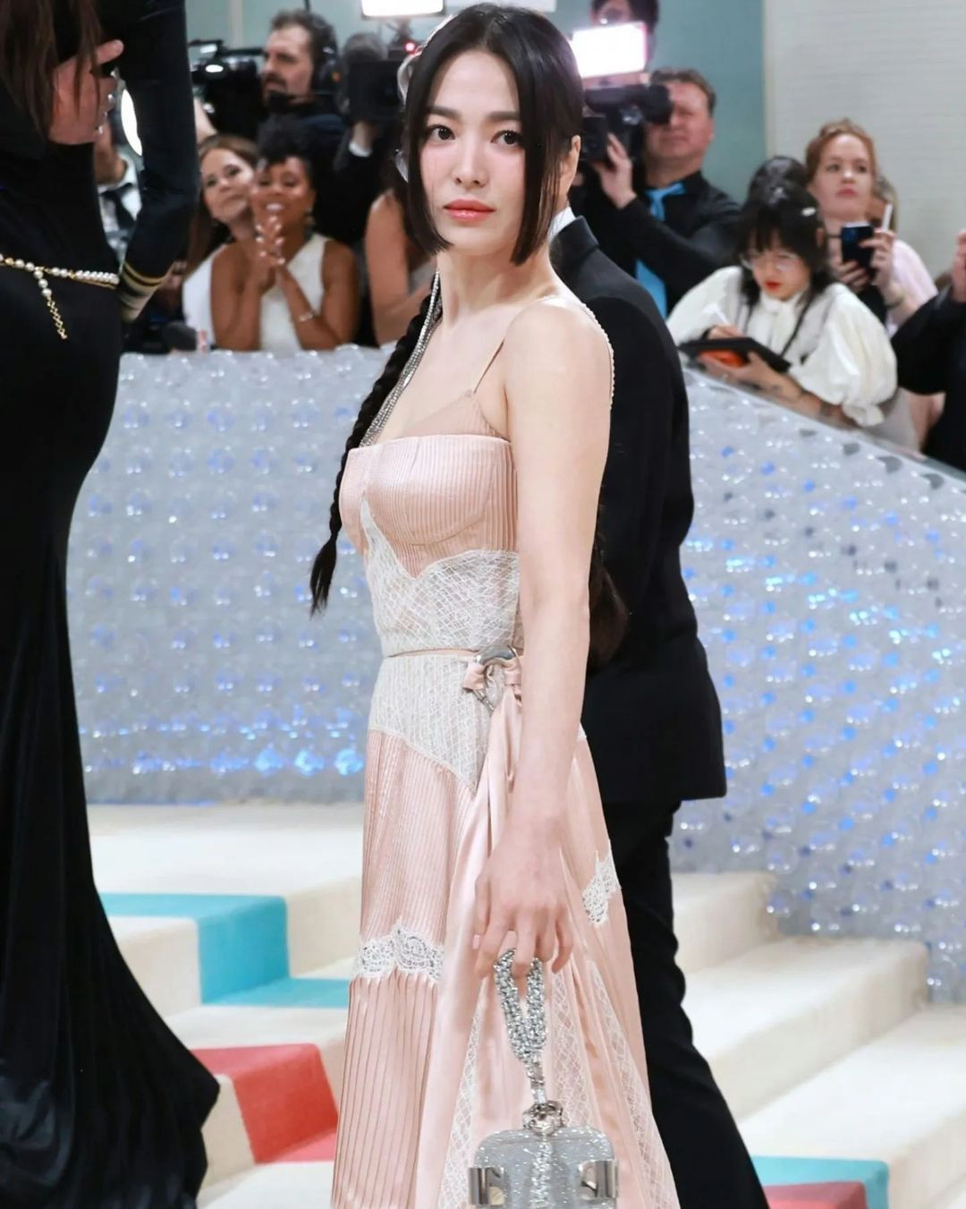 7749 outfit đẳng cấp chứng minh Song Hye Kyo là đại sứ hoàn hảo của Fendi - Ảnh 10.