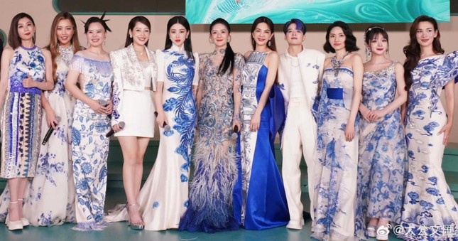 Chi Pu khóc nức nở khi được ra mắt trong nhóm nhạc Trung Quốc - Ảnh 2. Chi Pu khóc nức nở khi được ra mắt trong nhóm nhạc Trung Quốc - Ảnh 2.