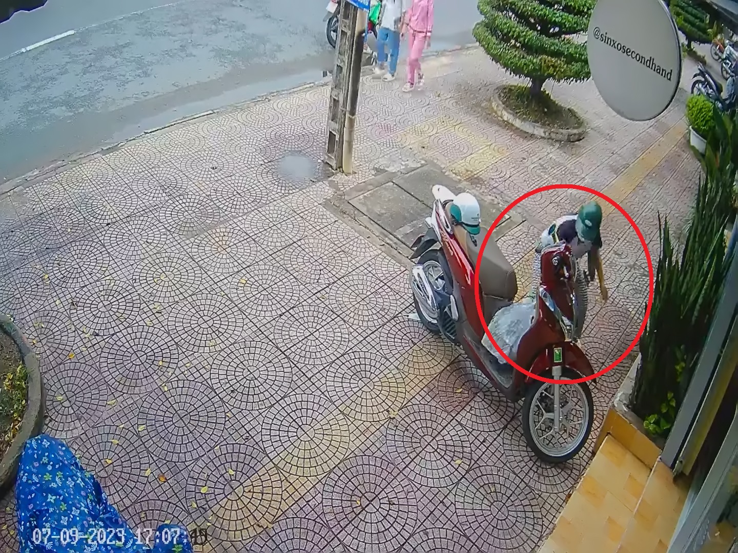 Xử phạt đ&ocirc;i vợ chồng &ldquo;si&ecirc;u trộm vặt&rdquo; ở Vĩnh Long - Ảnh 1.