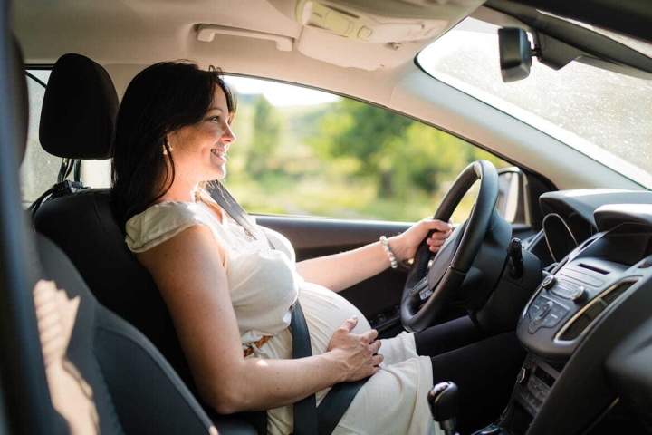 Phụ nữ mang thai có phải thắt dây an toàn khi lái xe? - Ảnh 2.