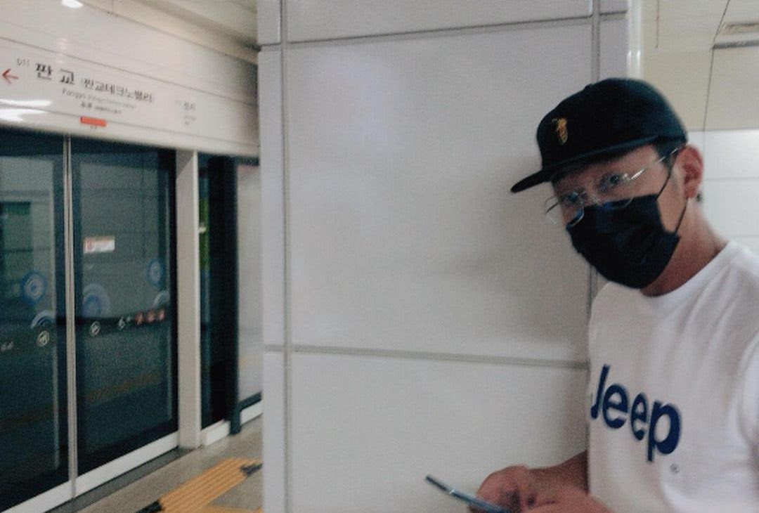 Tài tử top đầu Hàn Quốc đi tàu điện ngầm, bỏ cả khẩu trang chụp ảnh nhưng không một ai nhận ra vì lý do đáng suy ngẫm - Ảnh 1.