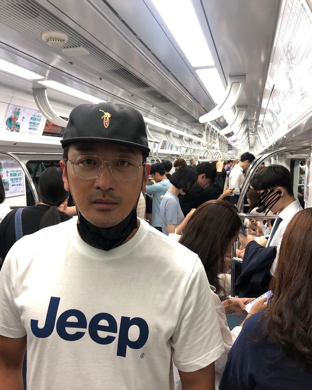 Tài tử top đầu Hàn Quốc đi tàu điện ngầm, bỏ cả khẩu trang chụp ảnh nhưng không một ai nhận ra vì lý do đáng suy ngẫm - Ảnh 2.
