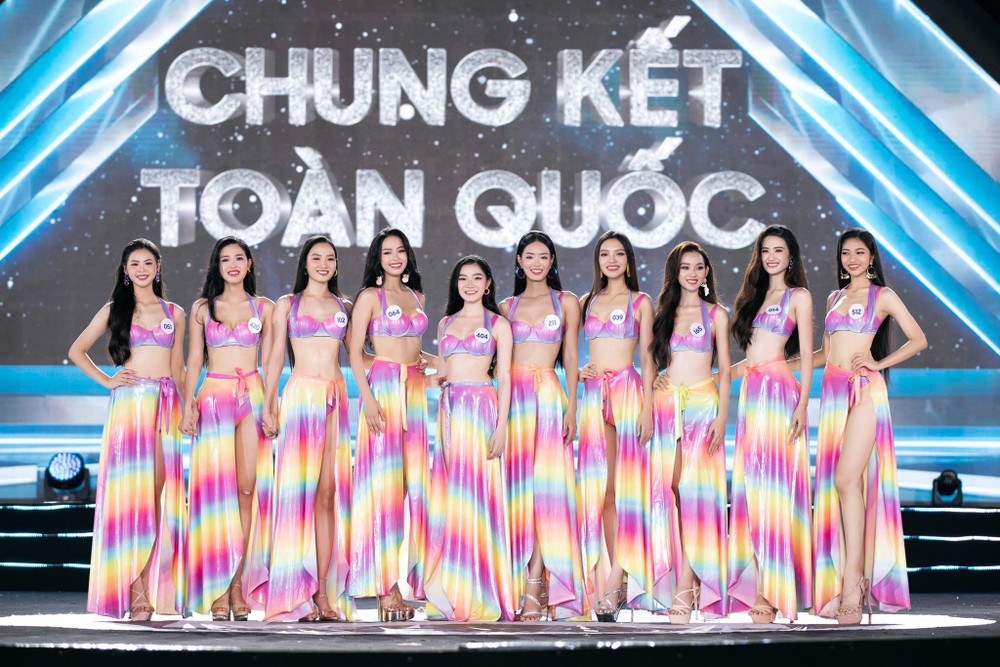 Top 20 người đẹp Miss World Vietnam trình diễn trang phục áo tắm tại đêm Chung kết: 1 thí sinh suýt vấp ngã ngay trên sân khấu - Ảnh 1.