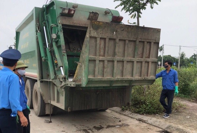 Hà Nội: Xử lý hàng loạt xe chở rác làm rò rỉ nước - Ảnh 1.