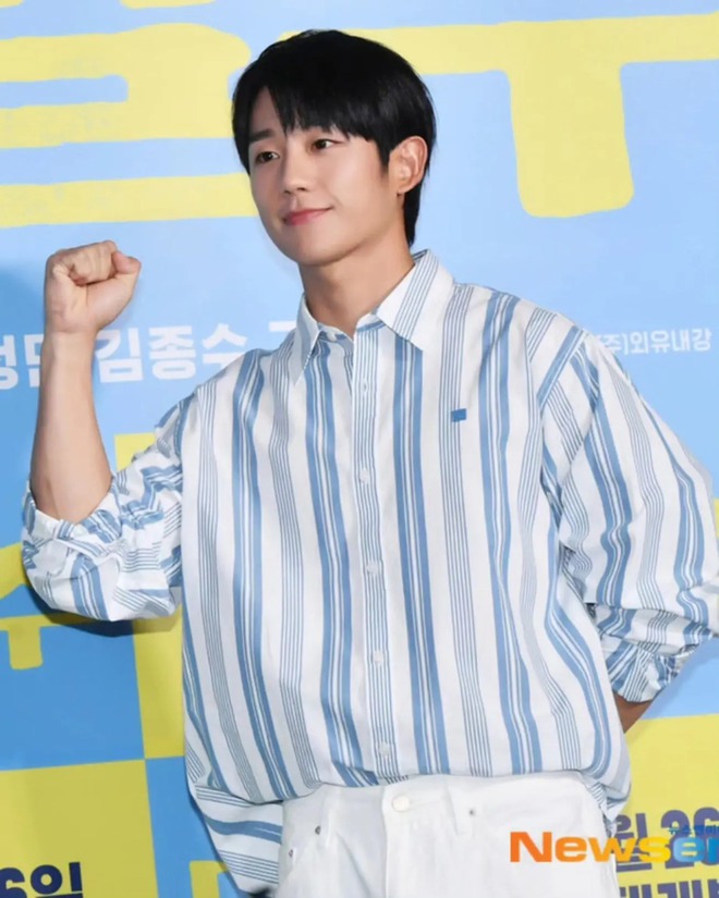 Xôn xao clip nghi vấn Jisoo (BLACKPINK) cười tít mắt đi mua áo cho bạn trai tin đồn Jung Hae In dự sự kiện - Ảnh 2.
