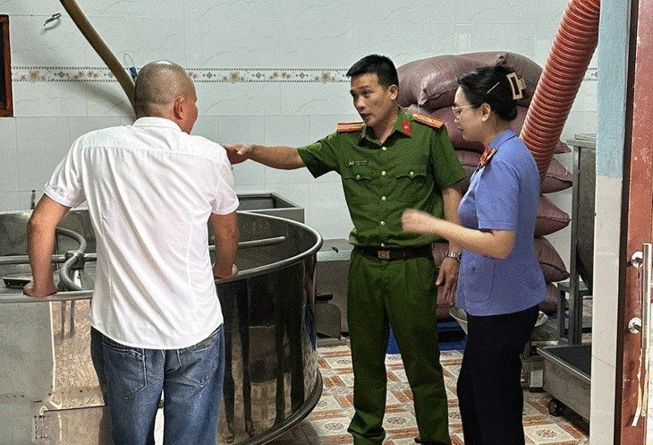 Phát hiện 2 cơ sở sản xuất cà phê giả quy mô lớn - Ảnh 1. Phát hiện 2 cơ sở sản xuất cà phê giả quy mô lớn - Ảnh 1.