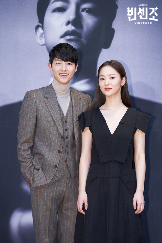 Vì sao Song Joong Ki bị réo gọi khi “ác nữ” Lim Ji Yeon chụp hình với Song Hye Kyo và mỹ nhân này ở Rồng Xanh? - Ảnh 4.