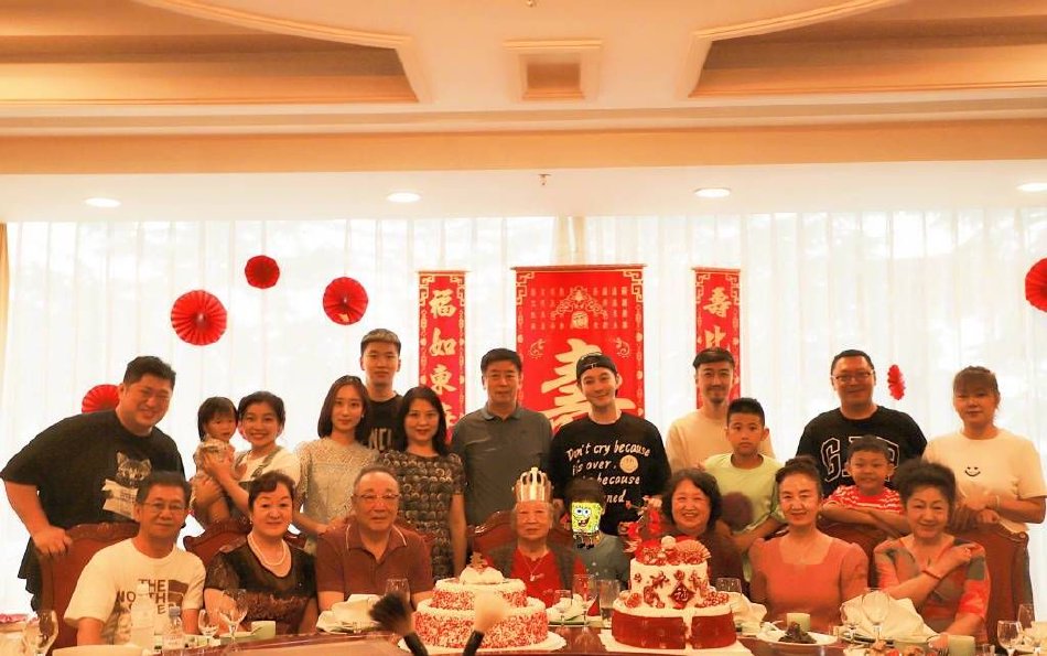 Tham gia tiệc gia đình cùng bố, con trai Huỳnh Hiểu Minh gây chú ý với chiều cao vượt trội ở tuổi lên 6 - Ảnh 1.