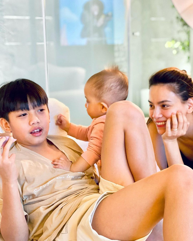 Cường Đô La khoe khoảnh khắc con trai Subeo nhẹ nhàng chăm sóc em út - Ảnh 4.