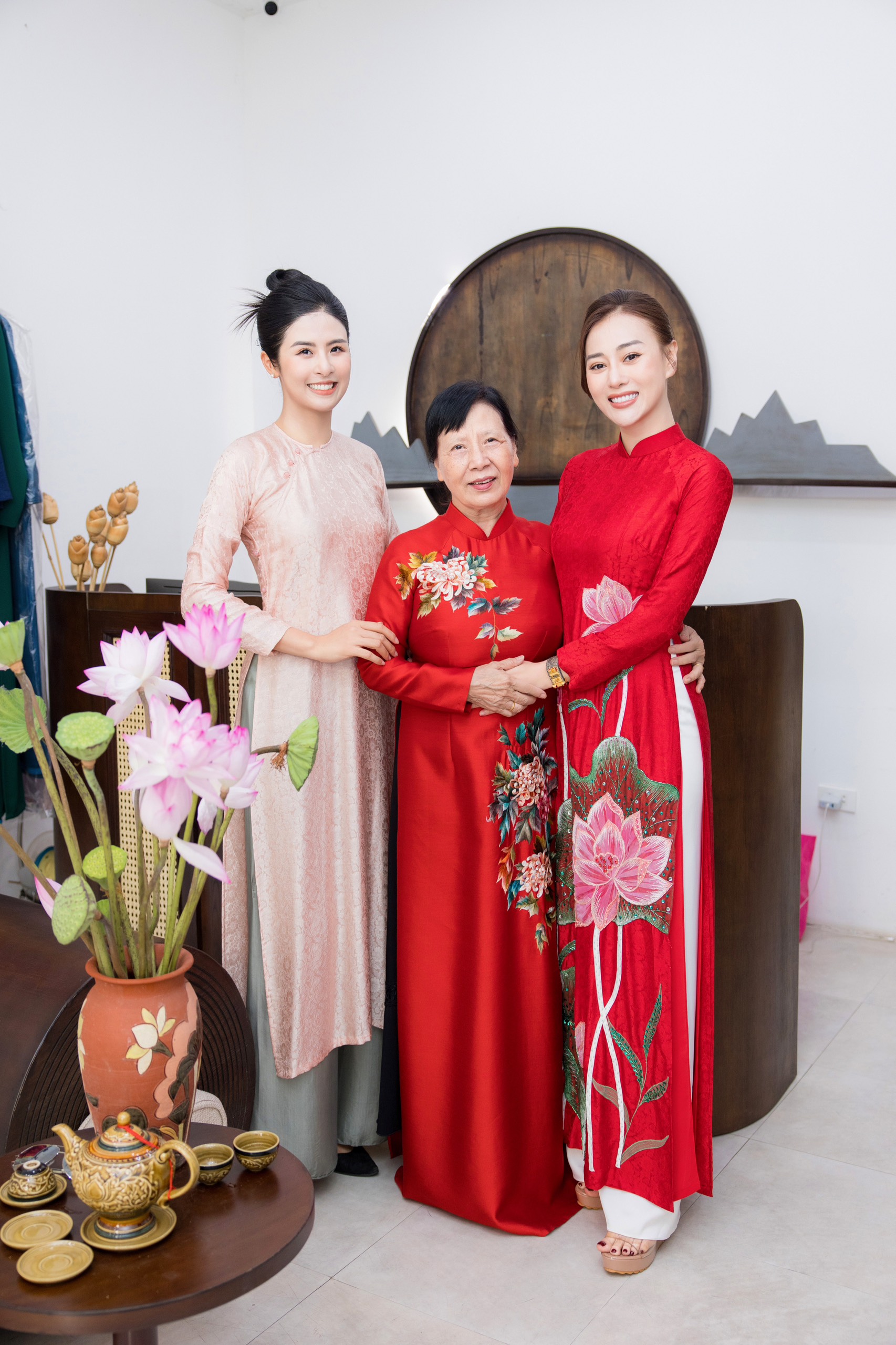 Phương Oanh đi thử áo dài ăn hỏi, mẹ shark Bình tiết lộ mối quan hệ mẹ chồng - nàng dâu trước đám cưới - Ảnh 3. Phương Oanh đi thử áo dài ăn hỏi, mẹ shark Bình tiết lộ mối quan hệ mẹ chồng - nàng dâu trước đám cưới - Ảnh 3.