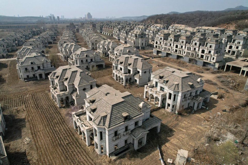 Cảnh hoang tàn bên trong 'thành phố ma' ở Trung Quốc, nhiều bất động sản tráng lệ không có người ở - Ảnh 1.