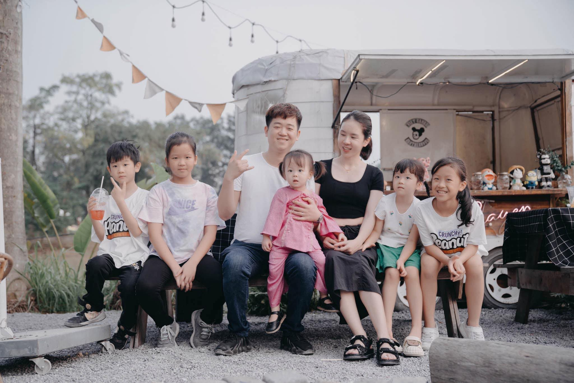Mẹ Hà Nội vừa hạnh phúc vừa áp lực khi &quot;dành cả thanh xuân&quot; sinh 5 đứa con - Ảnh 1.