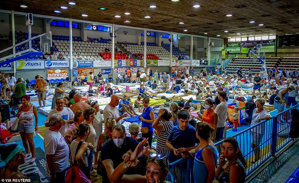 Ác mộng ngày hè tại quốc gia châu Âu: Hàng nghìn người nằm vạ vật khắp nơi, chờ được giải cứu khỏi thảm họa - Ảnh 3.