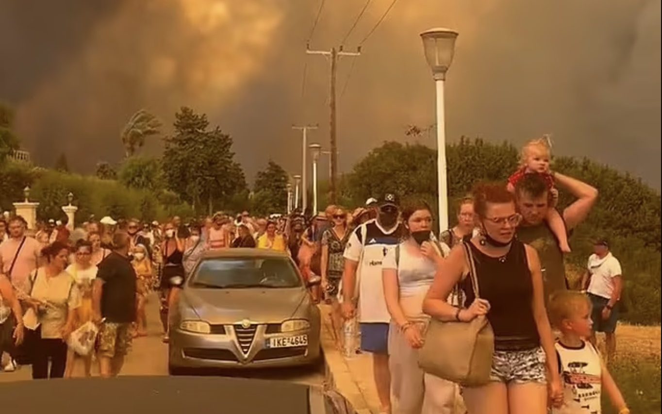 Ác mộng ngày hè tại quốc gia châu Âu: Hàng nghìn người nằm vạ vật khắp nơi, chờ được giải cứu khỏi thảm họa - Ảnh 2.